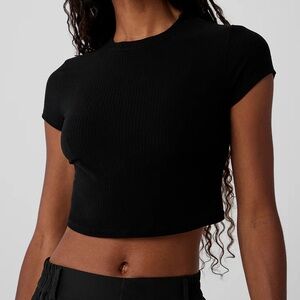 Alo Yoga Ribbed Sea Coast Cropped Short Sleeve in Black